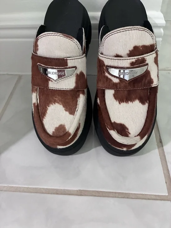 The Nike Air Jordan Mule Cow Print Brown IB1497-001 in size 7 WOMEN - Picture 2 of 10
